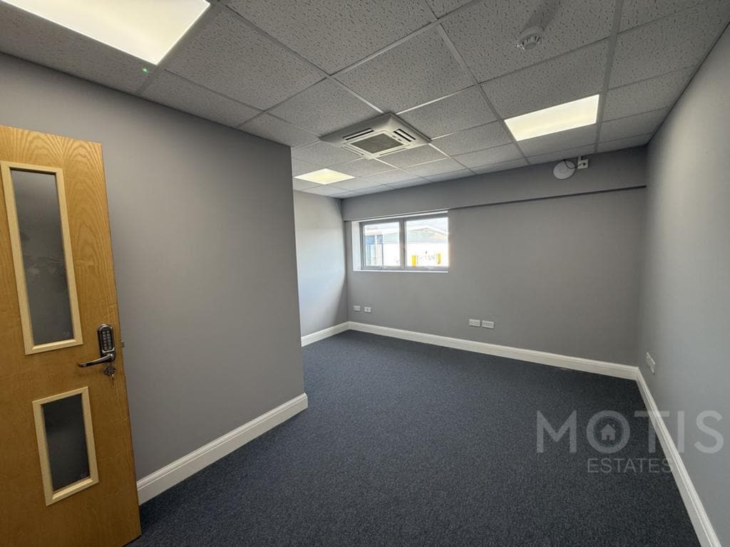 Pent Rd, Folkestone to rent Building Photo- Image 1 of 8