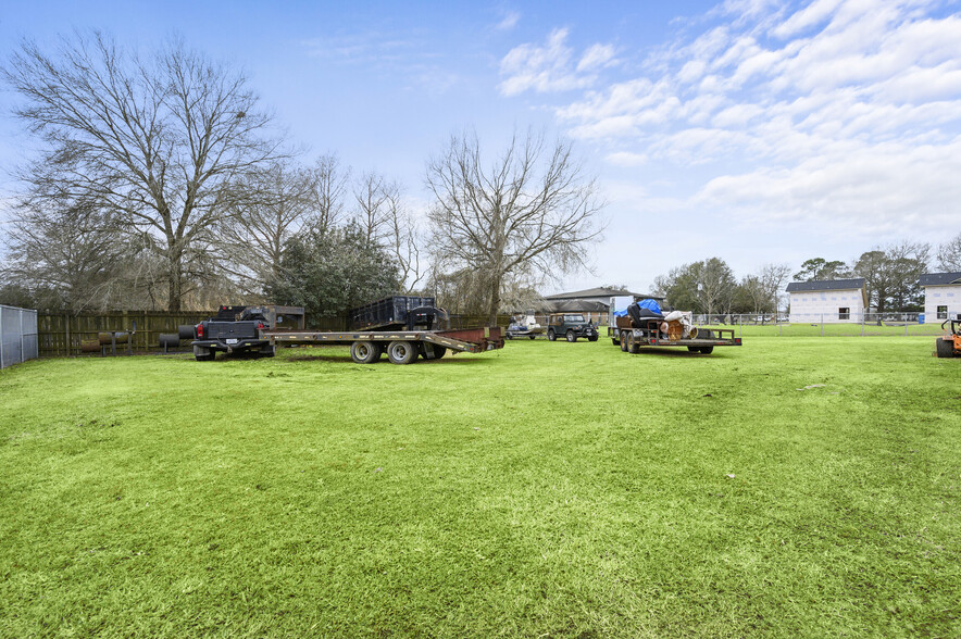 1008 Belton Ln, Anahuac, TX for rent - Building Photo - Image 3 of 17