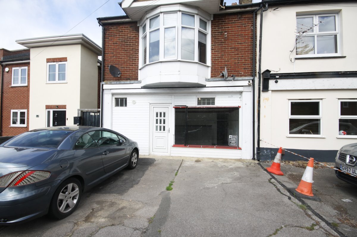 Sturdee Av, Gillingham to rent Building Photo- Image 1 of 3