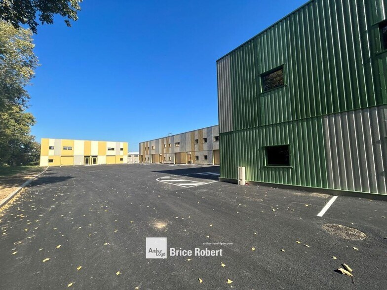 Light Industrial in Saint-Genis-Laval to rent - Building Photo - Image 2 of 6