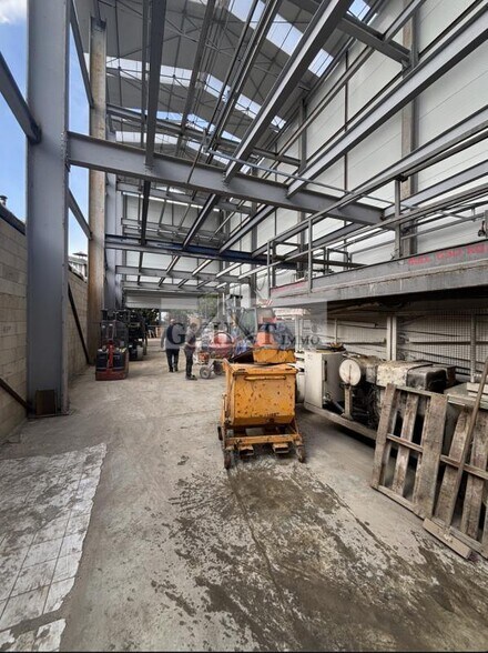 Industrial in Villeneuve-la-Garenne to rent - Construction Photo - Image 3 of 4