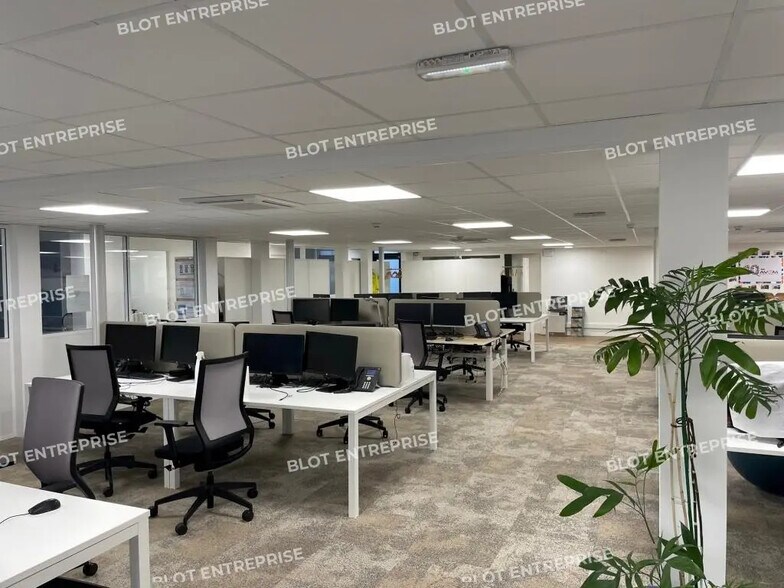 Retail in Quimper for sale - Interior Photo - Image 2 of 5