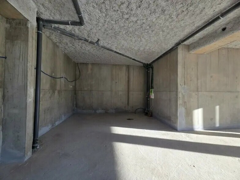 47 Rue De La Republique, Genas to rent - Interior Photo - Image 2 of 6