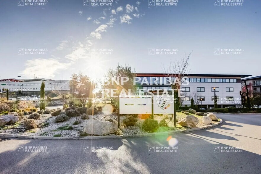 Office in Aix-en-Provence to rent - Building Photo - Image 3 of 19