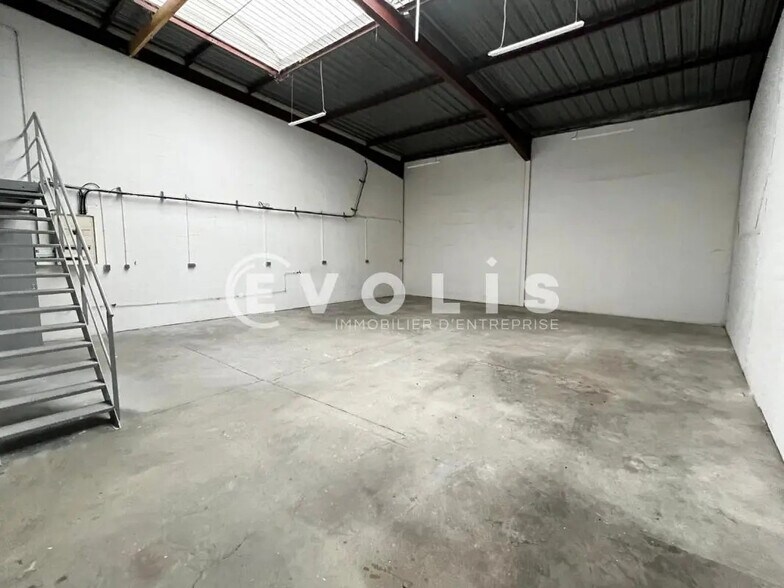 Light Industrial in Lisses to rent - Building Photo - Image 3 of 7