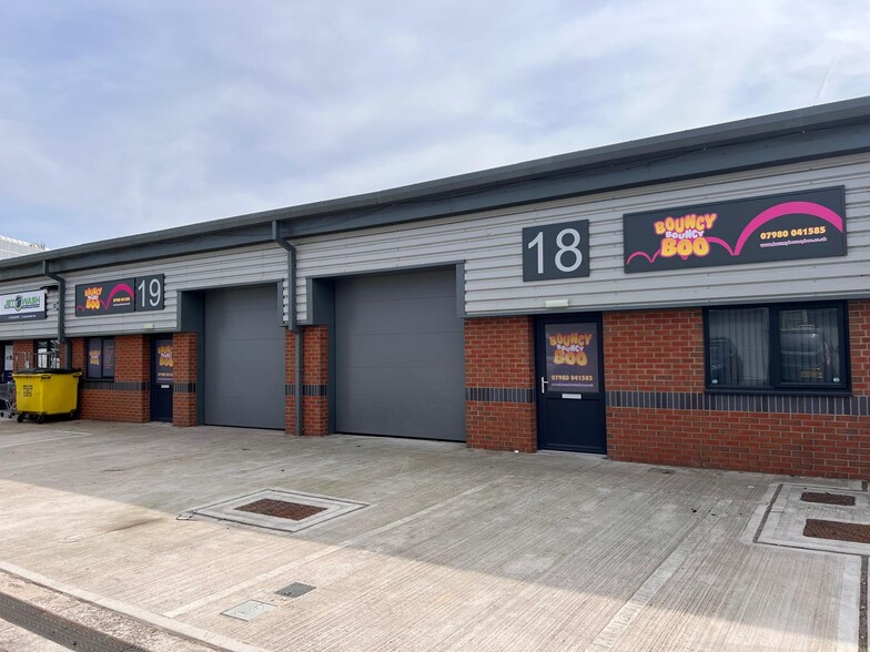 Latherford Close, Wolverhampton to rent - Building Photo - Image 1 of 2