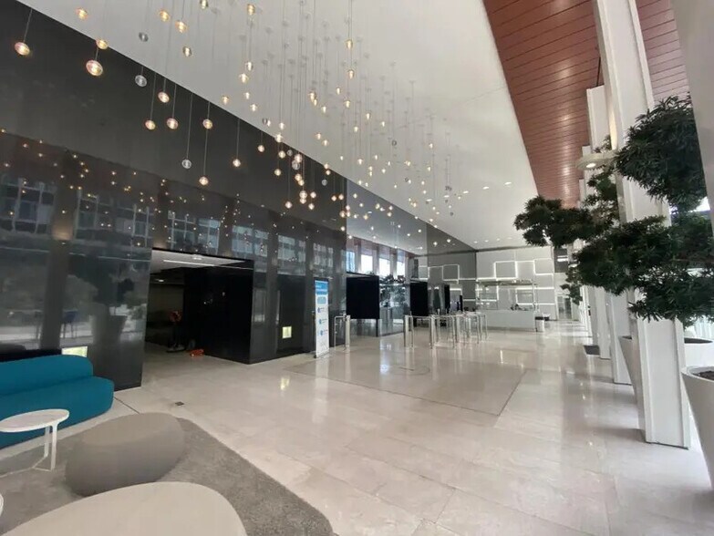1 Terrasse Bellini, Puteaux to rent - Lobby - Image 3 of 26