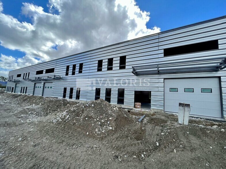Light Industrial in Bourgoin-Jallieu to rent - Building Photo - Image 2 of 8