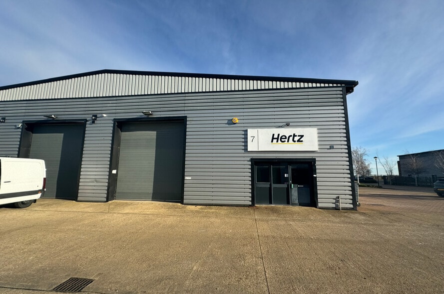 Sabre Way, Peterborough to rent - Building Photo - Image 2 of 4