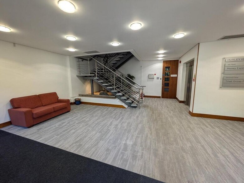 Catteshall Ln, Godalming to rent - Interior Photo - Image 2 of 6