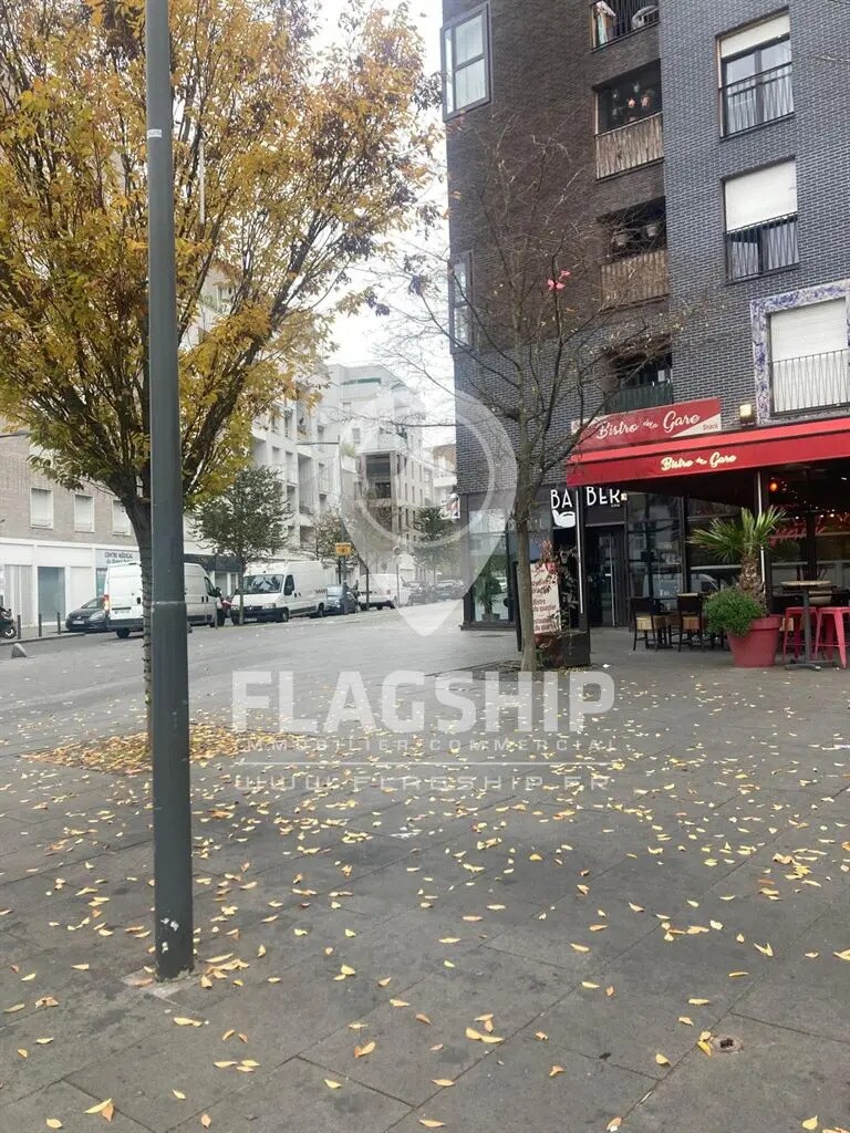 Retail in Asnières-sur-Seine to rent Building Photo- Image 1 of 3