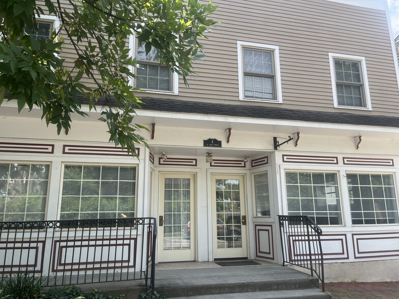 102 Farnsworth Ave, Bordentown, NJ for rent - Building Photo - Image 1 of 5