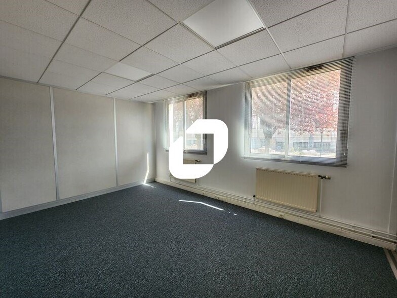 Office in Chatou for sale - Interior Photo - Image 2 of 11
