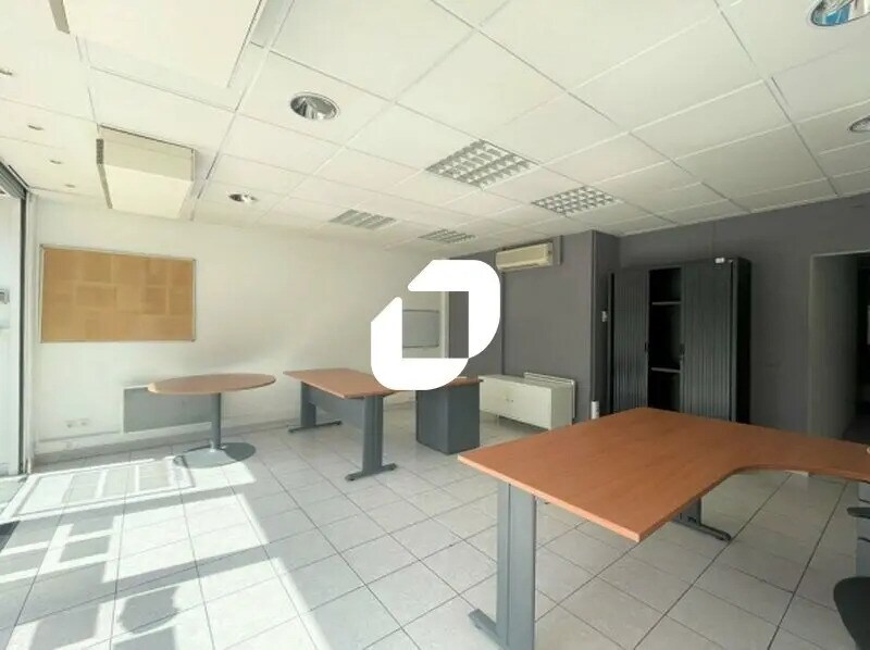 Retail in Montpellier to rent Interior Photo- Image 1 of 4