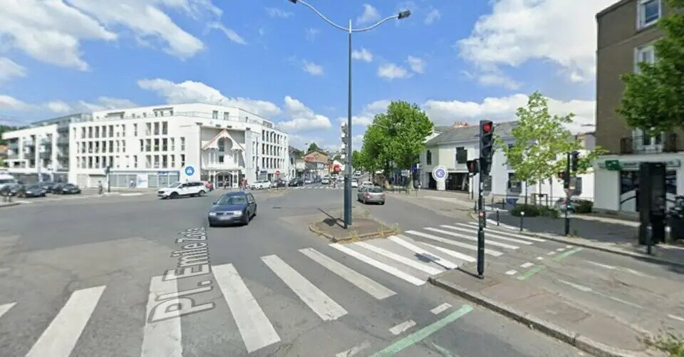 Retail in Nantes to rent Building Photo- Image 1 of 3