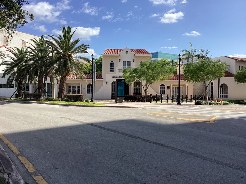 2735 Ponce de Leon Blvd, Coral Gables, FL for rent - Building Photo - Image 1 of 5