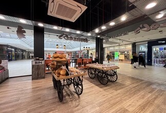 43 Wolsey Walk, Woking to rent Interior Photo- Image 2 of 3