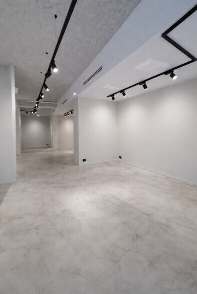 Retail in Marseille for sale - Interior Photo - Image 3 of 6