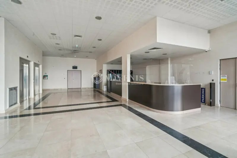 Office in Villiers-sur-Marne to rent - Lobby - Image 2 of 12