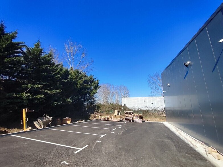 Light Industrial in Vaulx-Milieu to rent - Building Photo - Image 3 of 10