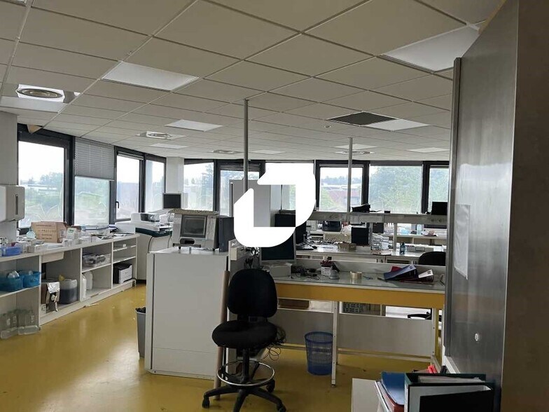 Office in Bron to rent - Interior Photo - Image 2 of 5