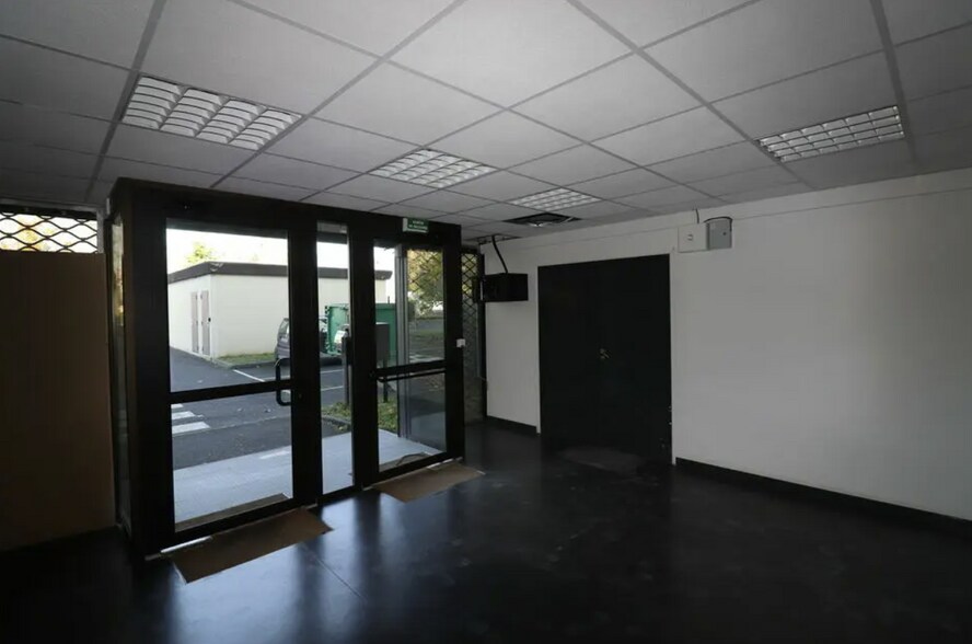 102 Boulevard Heloise, Argenteuil to rent - Lobby - Image 2 of 3