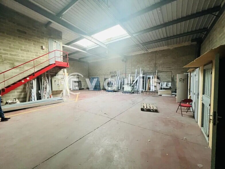 Light Industrial in Noisiel to rent - Interior Photo - Image 2 of 7