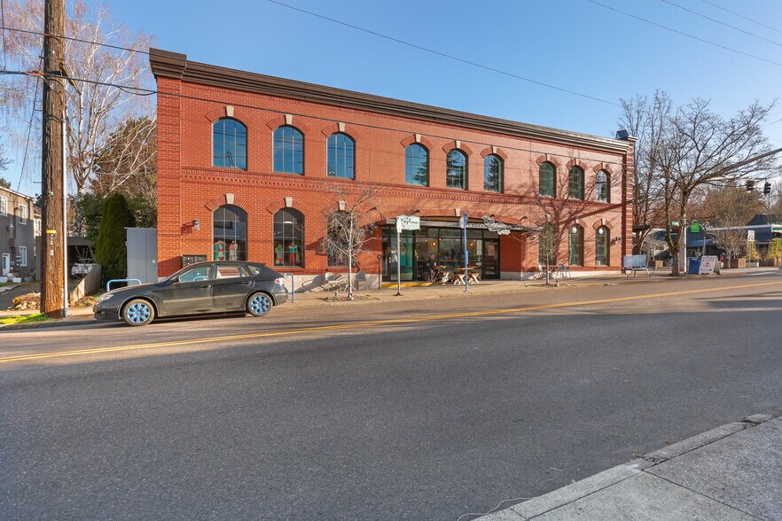 2393 NE Fremont St, Portland, OR for rent - Building Photo - Image 2 of 5