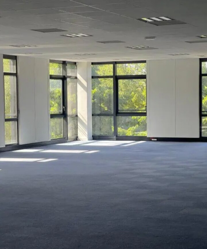Office in Élancourt to rent Interior Photo- Image 1 of 3
