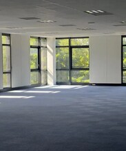 Office in Élancourt to rent Interior Photo- Image 1 of 3