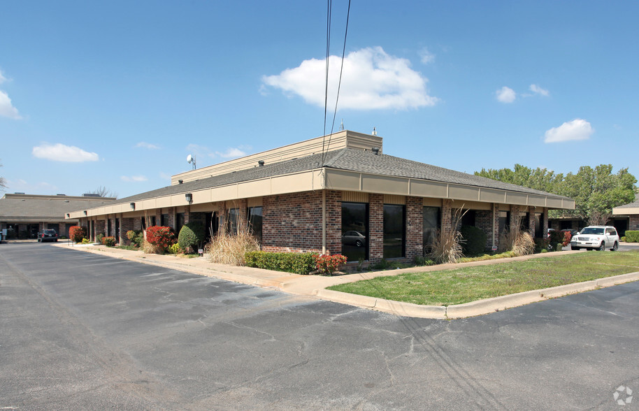 3500 S Boulevard St, Edmond, OK for rent - Building Photo - Image 1 of 2