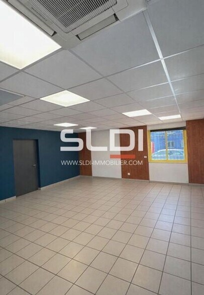 Light Industrial in La Verpillière to rent - Interior Photo - Image 2 of 3