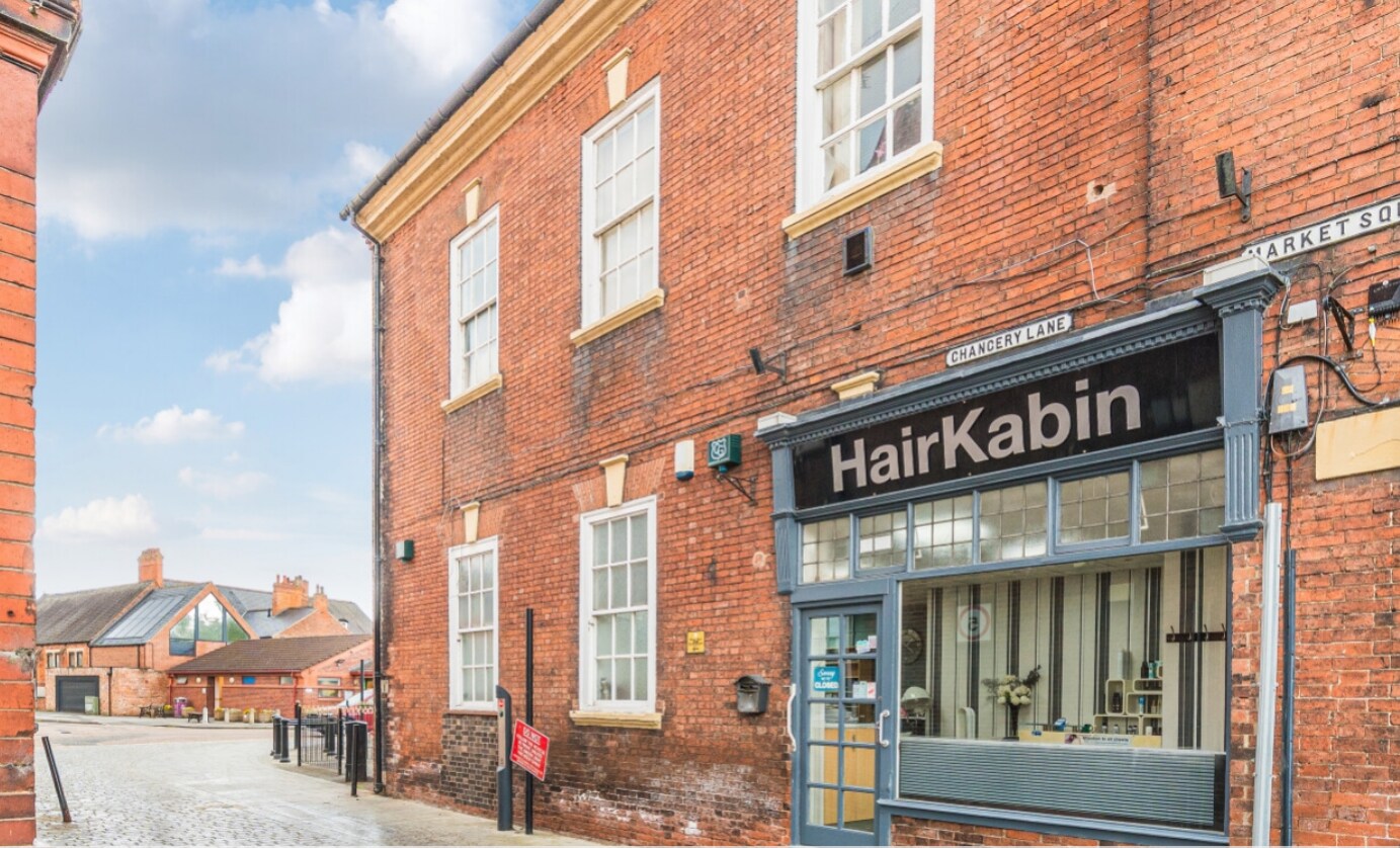 18-18A The Square, Retford to rent Building Photo- Image 1 of 3