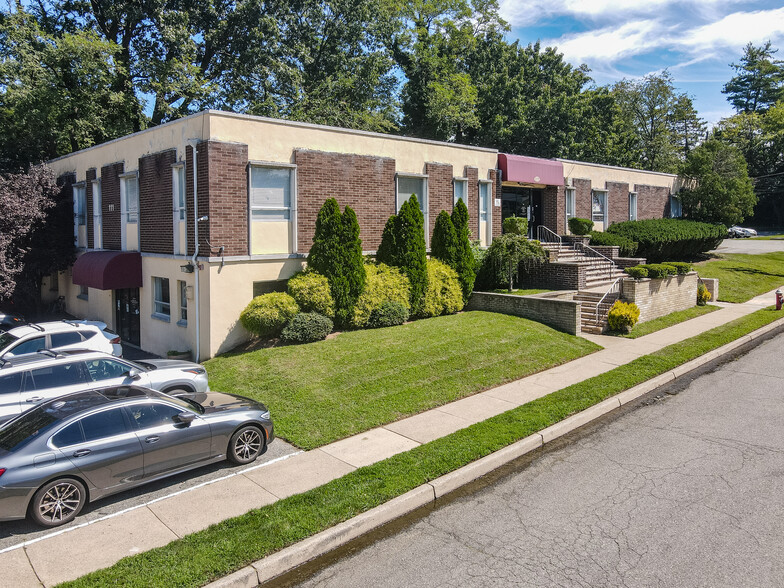 111 Galway Pl, Teaneck, NJ for sale - Building Photo - Image 1 of 61