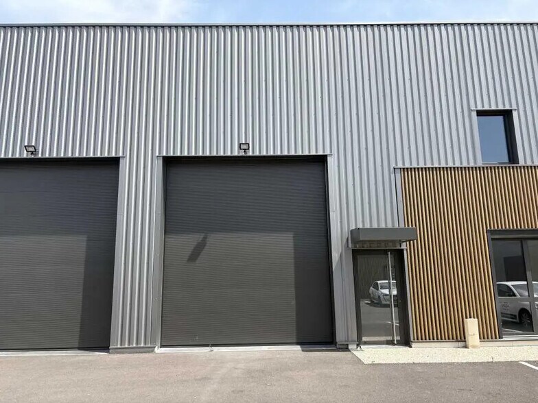 Office in Chassieu to rent - Building Photo - Image 1 of 6