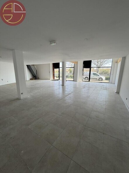 Retail in Plaisance-du-Touch to rent - Interior Photo - Image 3 of 4