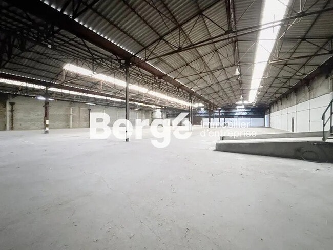 Location Entrepôt 3 827 m²