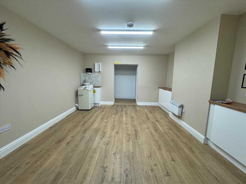 8 Hog Hill Rd, Romford to rent - Building Photo - Image 3 of 7