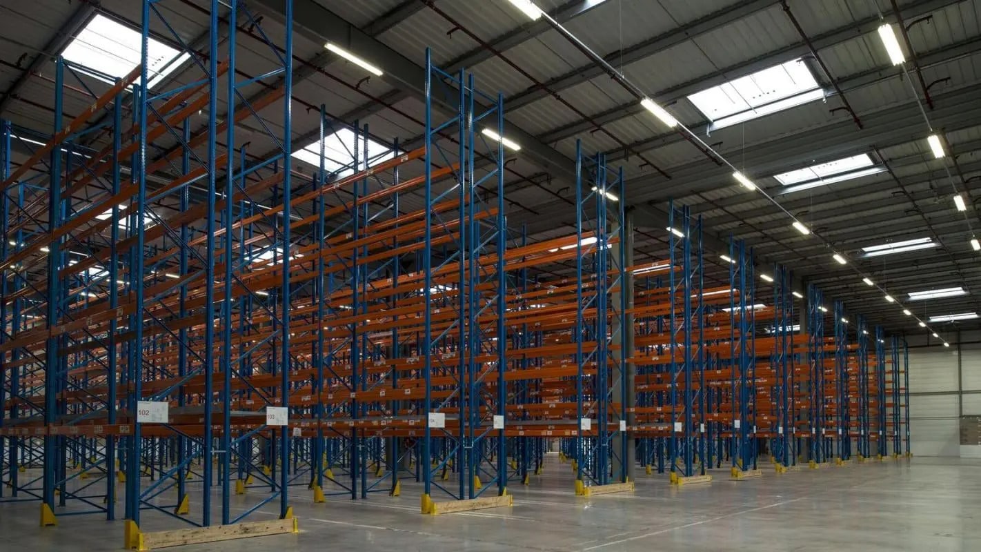 Industrial in Compans to rent Interior Photo- Image 1 of 3