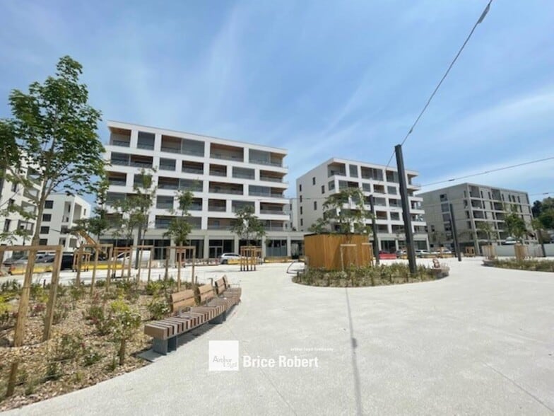 Place Jean Raby, Bron to rent - Building Photo - Image 1 of 5