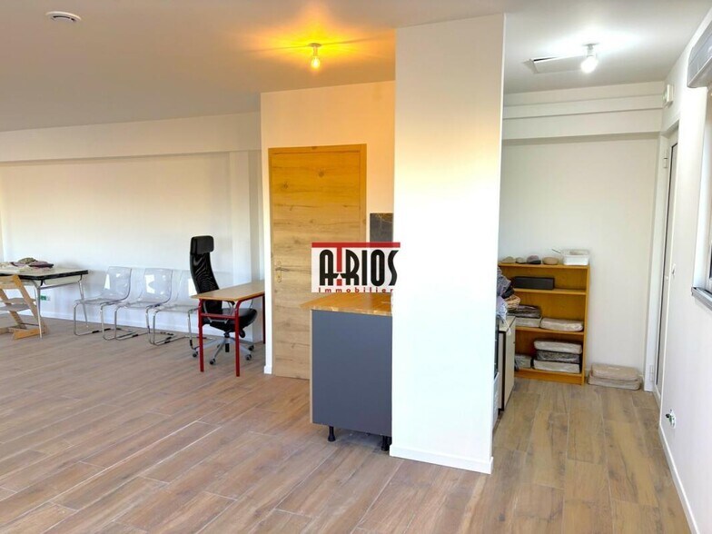 Light Industrial in LA MOUTONNE to rent - Interior Photo - Image 2 of 5