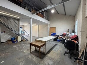 26B Lyon Rd, Walton-On-Thames to rent Interior Photo- Image 2 of 5