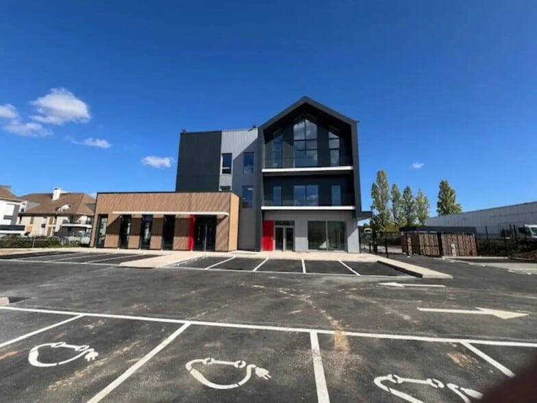 Office in Plaisir to rent - Primary Photo - Image 1 of 8