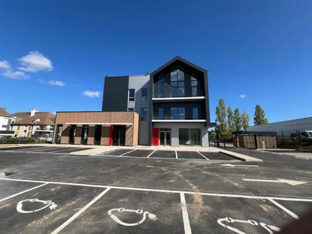 Office in Plaisir to rent Primary Photo- Image 1 of 9