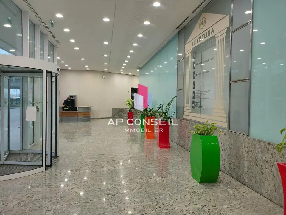 Office in Montigny-le-Bretonneux to rent Lobby- Image 1 of 4