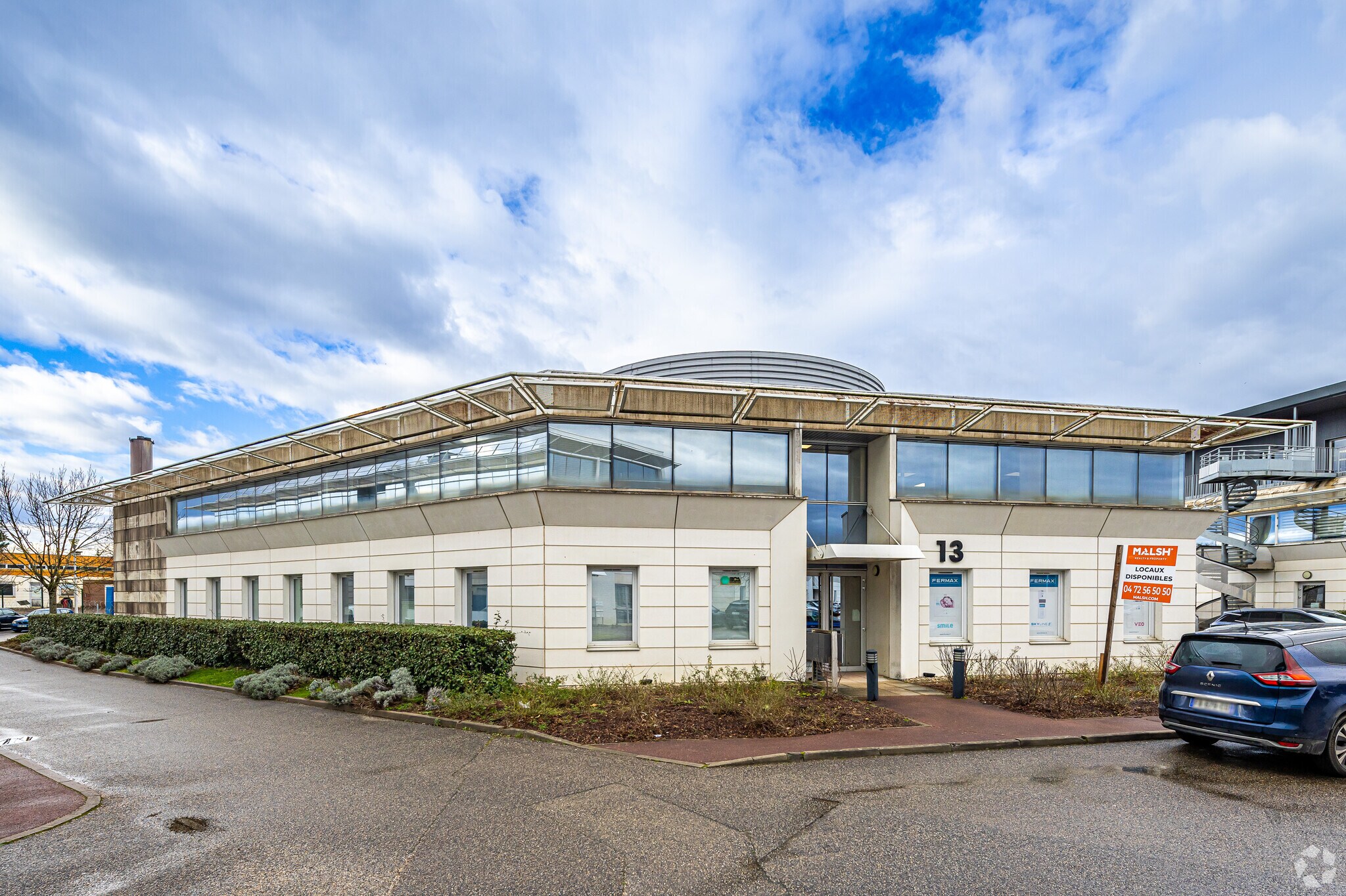 Office in Bron for sale Primary Photo- Image 1 of 3