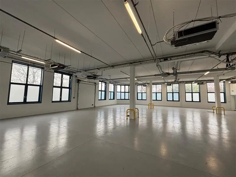 Light Industrial in Fresnes to rent Interior Photo- Image 1 of 8