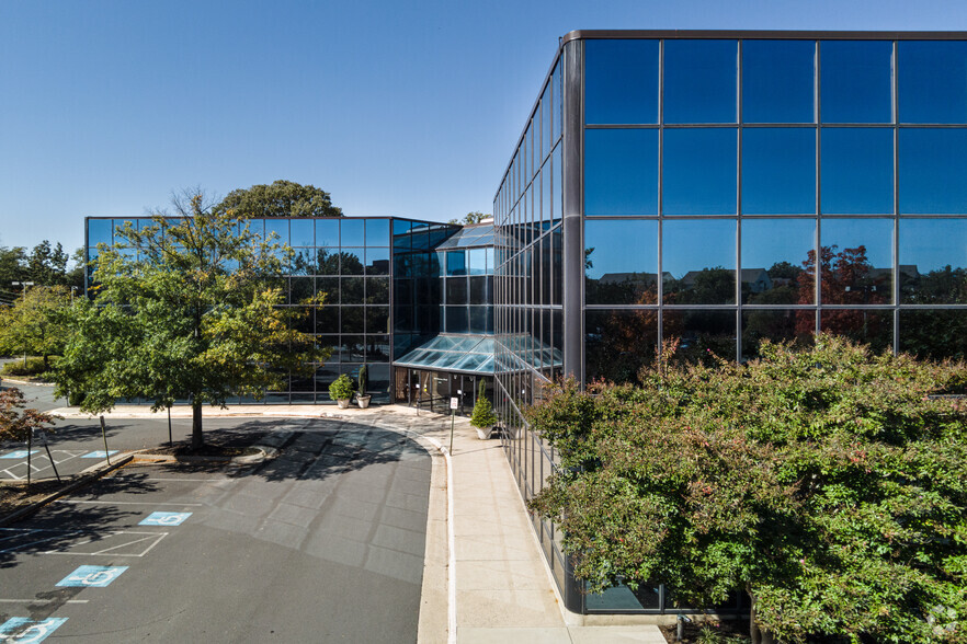 5400 Shawnee Rd, Alexandria, VA for rent - Building Photo - Image 1 of 13