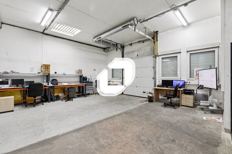 Light Industrial in Nanterre for sale - Interior Photo - Image 2 of 9
