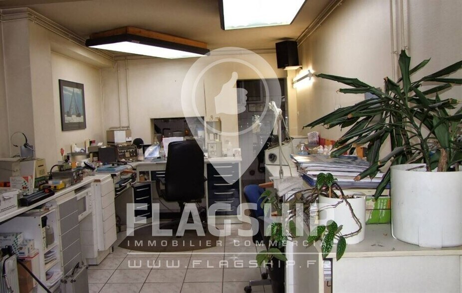 Retail in Paris for sale - Interior Photo - Image 1 of 9